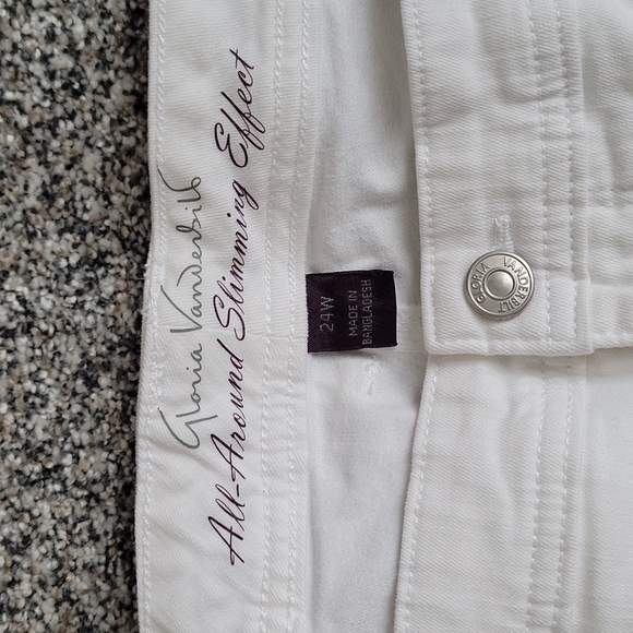 Gloria Vanderbilt White Capris !!! - Picture 3 of 10